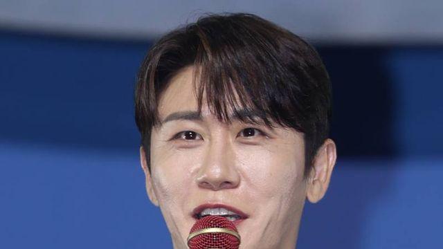 영탁, 데뷔 19년만 첫 미디어 쇼케이스... “이렇게 긴장될 줄이야” [IS현장]