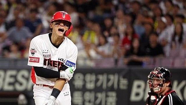 KIA 김도영, 강속구에 맞아 교체…검진 결과 '단순 타박'