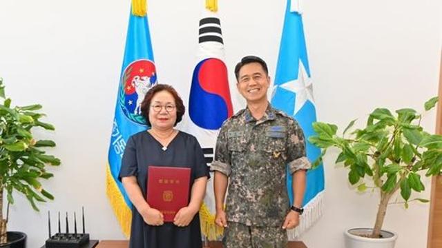 군용기 촬영 의심 신고한 시민에 합참의장 감사장
