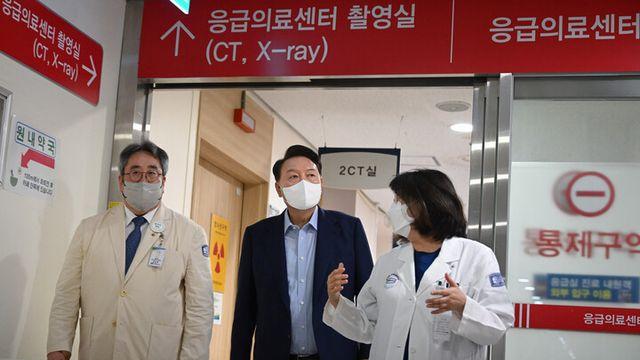 윤 대통령, 심야응급실 방문...응급·분만·소아·중증 등 필수의료 보상체계 약속