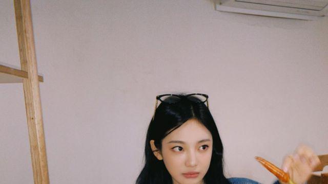 에스파 닝닝, 데님 재킷 로맨틱하게 입기