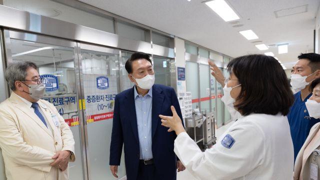 한밤에 응급센터 찾은 尹대통령, '공정한 보상' 유화책