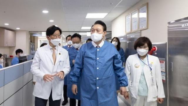 윤 대통령, 응급실 현장 방문…'추석 응급실 대란' 없도록 당부