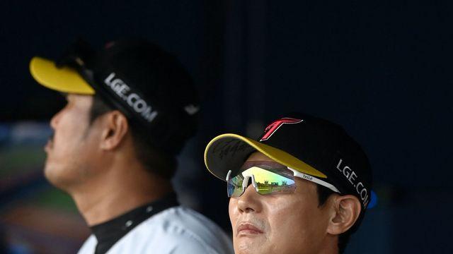 [잠실 리포트] “심판이 직접 확인했으니 안한 것” LG 염경엽 감독, 비디오판독 논란에 작심발언