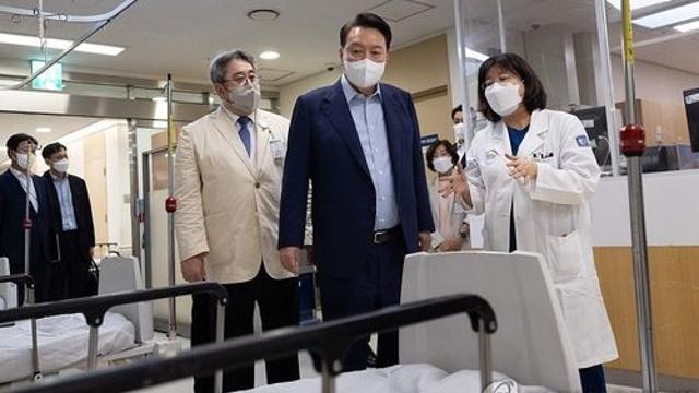 尹, 심야응급실 방문…