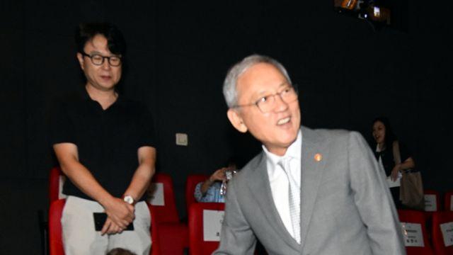 [포토]배우 나문희와 반갑게 인사하는 유인촌 장관