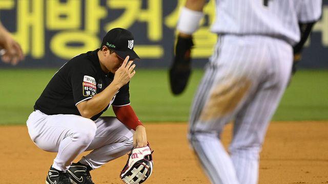 황재균 '허리 통증' 호소…대타 오윤석으로 교체, 아이싱 치료 중 [사직 라이브]