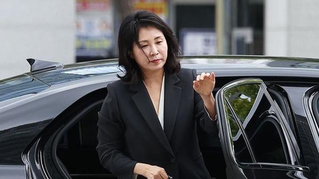 ‘경기도 법인카드 유용 의혹’ 김혜경, 수원지검 출석