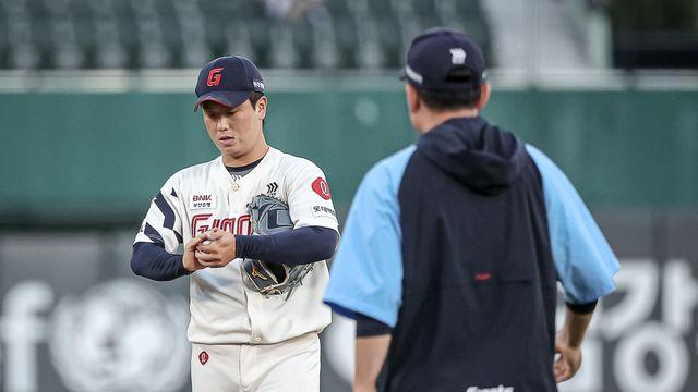 5선발 걱정 없어지나 했는데…'1⅔이닝' 만에 끝낸 김태형 감독의 인내심, 롯데의 고민은 계속 [사직 현장]