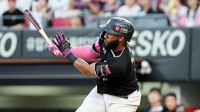 로하스, 4년 연속 100타점 달성…kt, 롯데 대파하고 4위 추격