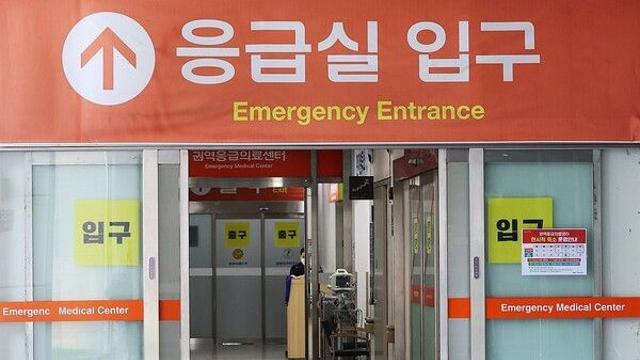 [이슈] 응급실 대란에 신규 의사 배출 중단 우려.. 여당 내에서도 복지 장·차관 경질 요구