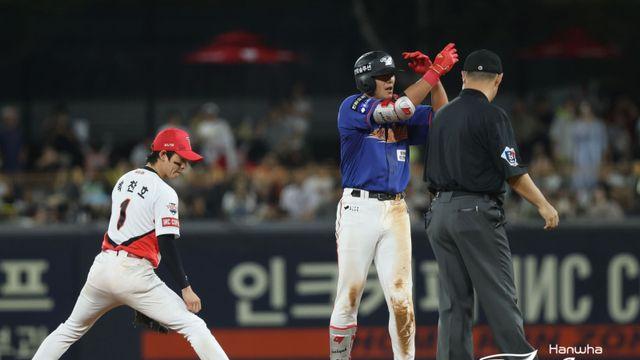 고향에서 날아오른 '광주 독수리'...'3안타+결승 홈스틸’ 장진혁 “죽더라도 홈에서”