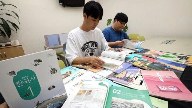 [이슈] 새 한국사 교과서 '우편향' 논란.. 野 