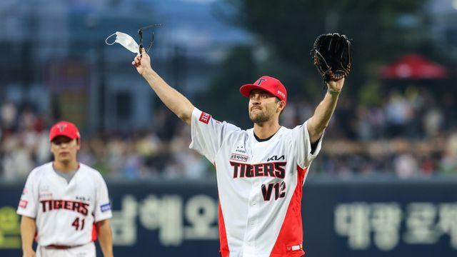 'KIA 찐팬' 시구, 주인공 네일이었다 '챔필 감동의 물결'…