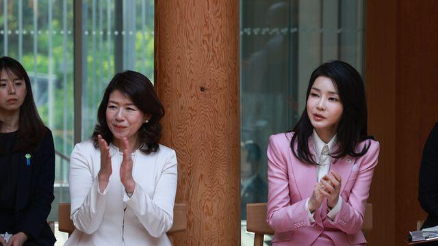 김건희 여사, 유코 여사와 ‘한·일 잇는 K-pop 현장 방문’...일본인 연습생 격려