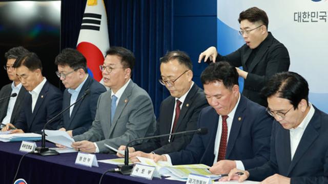 정부, '지하 3층 내 전기차 충전기 설치 허용'