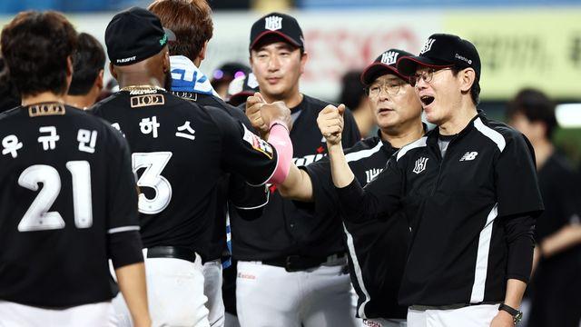 4위 두산 '1모 차이' 거센 추격 KT…축하할 일 가득, 기분 좋은 승리로 즐거운 창원행 [사직 현장]