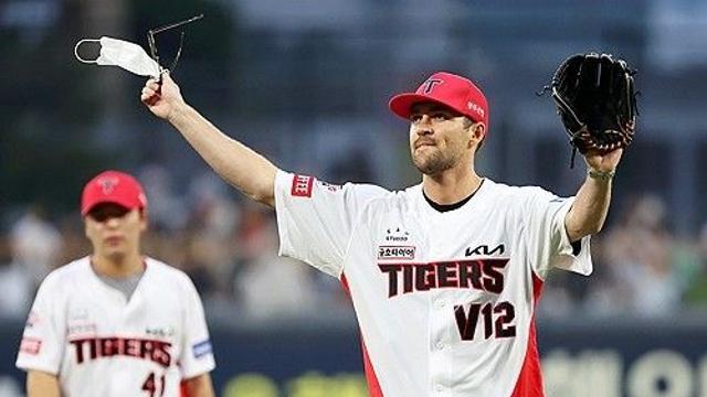 재활 중인 KIA 투수 네일, 깜짝 시구…