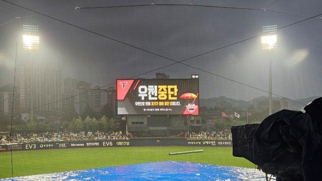 이제 10분 됐는데, 챔피언스필드에 비 쏟아졌다…키움-KIA 시즌 12차전 우천 중단 [광주 현장]