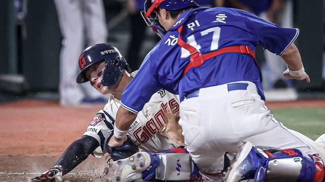 치명적 2연패 롯데, 승부처 주루사로 '자멸'...패배 자초한 집중력 결여와 판단 미스 [부산 현장]