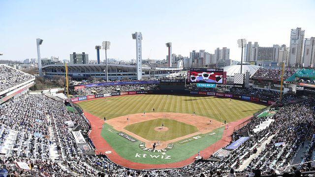 '두산전 위팍 첫 매진' KT, 구단 한 시즌 최다 관중 기록 새로 썼다 [수원 현장]