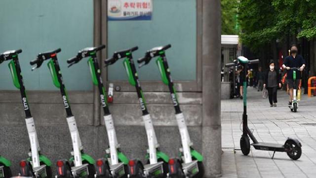 전동킥보드로 60대 부부 친 여고생 검찰 송치…아내는 숨져