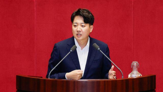 이준석, '성접대 의혹' 털어냈다… 검찰, 무혐의 처분 