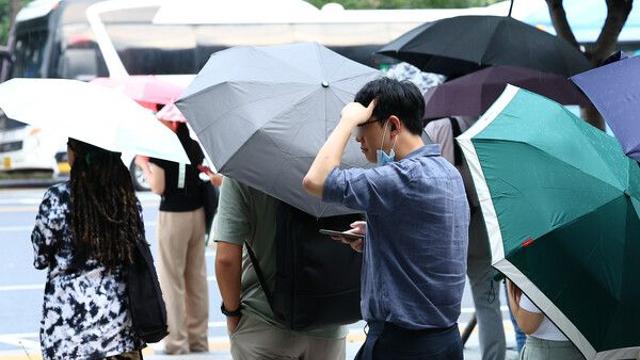 주말 늦더위 기승...남부 소나기