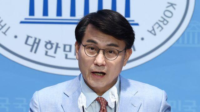 與 윤상현 