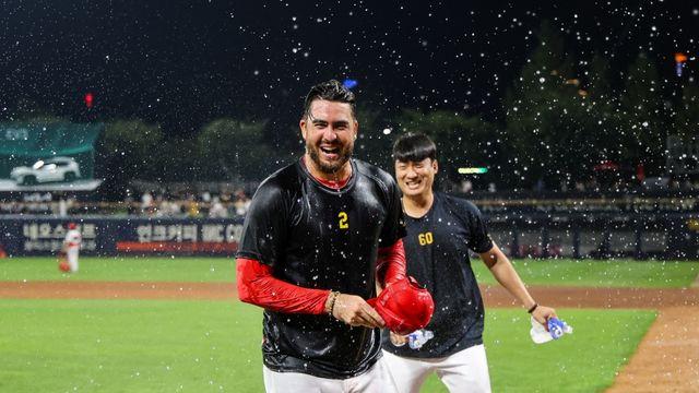 '단기 알바' 한국 왔는데, 1위 간절한 외인 있다…