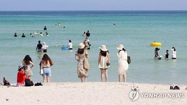 [날씨]오늘 전국 체감온도 33도 안팎 늦더위…남부 중심 소나기