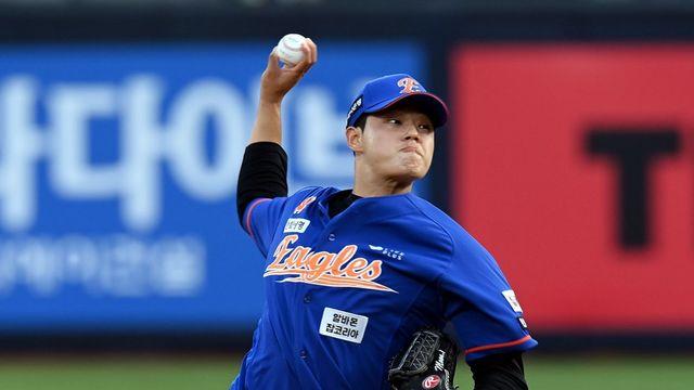 어깨가 좋지 않은 한화 문동주…김경문 감독 “아직 추가 설명할 부분이 없다”