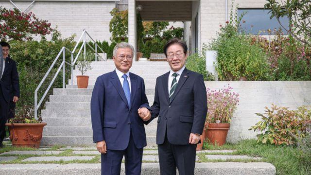 이재명, 문재인 전 대통령 검찰 수사에 