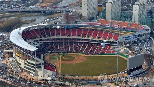 KIA 선수단 출근 기다리던 팬 쓰러져... 