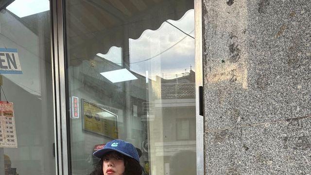 나나, 감각적인 캐주얼룩으로 시선을 사로잡다