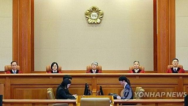 착각으로 타인 우산 가져갔다가 절도죄 기소유예…헌재서 취소