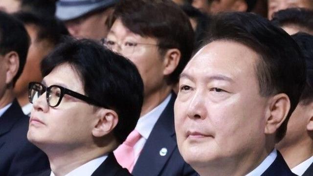 尹, 與 친윤 중진·지도부 일부와 만찬 '한동훈 패싱'.. 대통령실 
