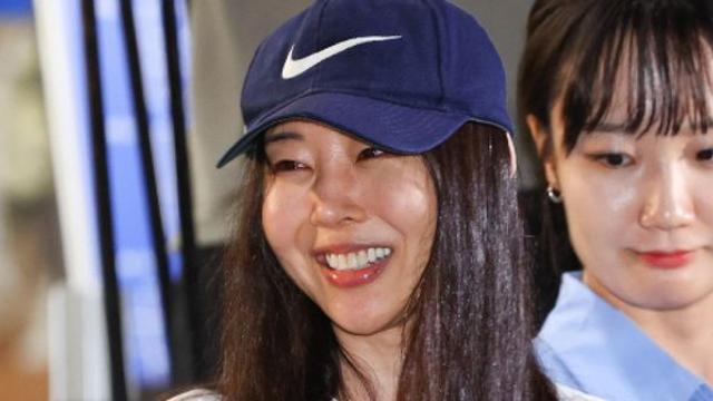 '대표→전 대표로'…'어도어 해임' 민희진, 현대카드 포스터 전면수정..