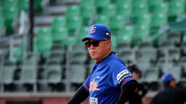 “좋지 않다” 한화 문동주, 계속되는 어깨 통증…김경문 감독은 1군 엔트리 말소 가능성도 검토