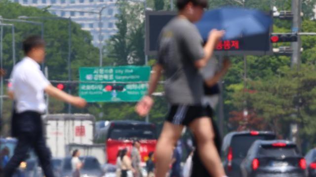 [내일 날씨] 낮 최고 '35도' 무더위 지속… 전국 곳곳 소나기