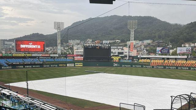 끊임없는 빗줄기+대형 방수포 등장…대전 삼성-한화전, 정상 개시 가능할까 [대전 현장]