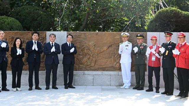 인천시, ‘맥아더 장군 동상 신규 부조물’ 제막식