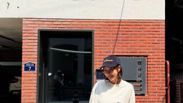 김준희, 레트로 감성의 Y2K 룩으로 눈길… 데일리 캐주얼의 정석