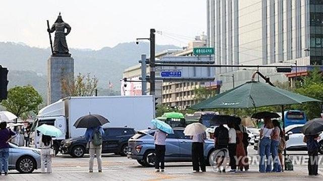 [내일날씨] 전국 흐리고 가끔 비…남부 중심 가을 늦더위 계속