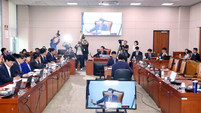 野 김건희·채상병 특검법, 지역화폐법 법사위 단독처리...與 반발 퇴장