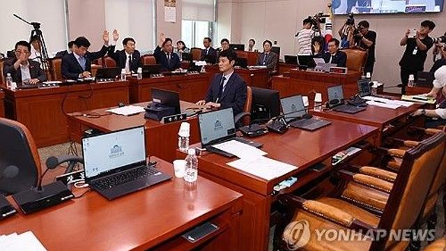 野, 김건희·채상병특검법 법사위 단독의결…與 반발퇴장