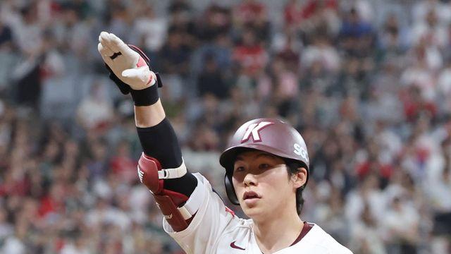 키움 김혜성, LG전 실점 막는 호수비 이후 통증 교체