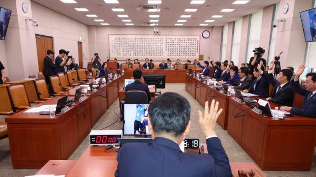 '채상병·김건희 특검법' 국힘 반발 퇴장 속 … 법사위 통과