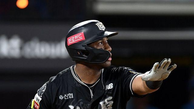 괴력의 로하스, 솔로포 이어 만루포 작렬…KT는 3위 LG 2경기차 압박