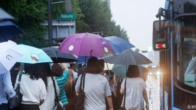 [오늘의 날씨] 전국 흐리고 비···남부 중심 ‘늦더위’ 계속